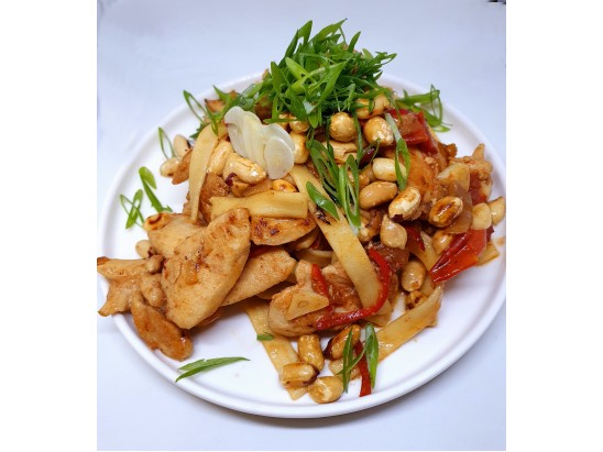 Китайская лапша с орешками овощами и курицей